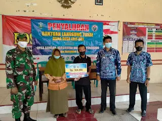 Saat Hadiri Penyaluran BLT DD, Babinsa Bancar Ingatkan Prokes