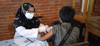 Ratusan Pelajar Saradan Disuntik Vaksin