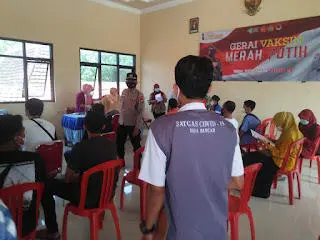 Warga Bungkal Serbu Gerai Vaksin Merah Putih
