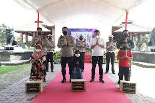 Kapolda Jatim Berikan Beasiswa dan Orangtua Asuh 7.044 Anak Korban Covid