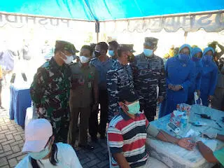 TNI AL Gelar Vaksinasi Masal dan Bagikan Sembako Kewarga Pasir Angin