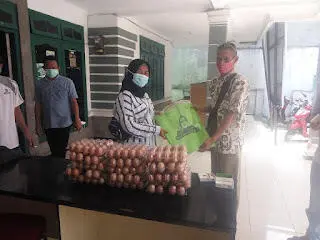 Tim Gercep Tajurhalang Salurkan Bantuan Telur Ayam Ke Dapur Umum Isoman.