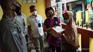 DPS Kunjungi Ibu Lansia yang Bekerja Cari Rongsokan