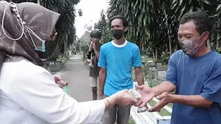 Syarifah Bagikan Nasi Bungkus di Kebon Pedes