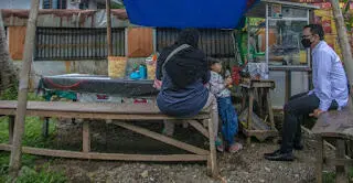 ASN Kota Bogor Sisihkan Gaji, Borong UMKM dan Bagikan Kepada Warga