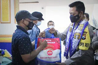 Kapolres Malang Salurkan Sembako ke Aremania di Stadion Kanjuruhan