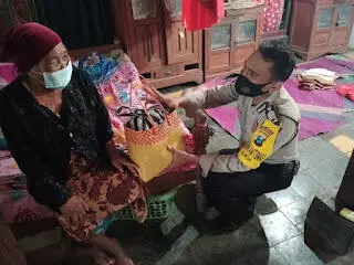 Polsek Siman Sebar Paket Sembako Saat PPKM Darurat