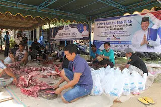 Sepupu SBY Bagikan Hewan Kurban Di Dapil Jatim VII