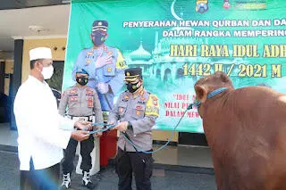 Polres Ponorogo Bagikan Daging Kurban