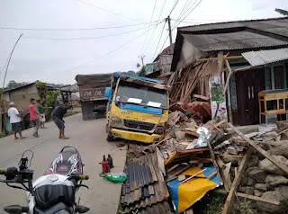 Diduga Supir Ngantuk, Colt Diesel Seruduk Matrial di Rumpin.