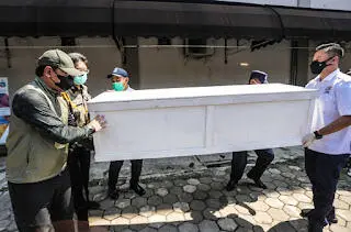 Kadin Serahkan Bantuan 20 Peti Jenazah, Bima Arya Ajak Penderma Bantu Penanganan Covid-19