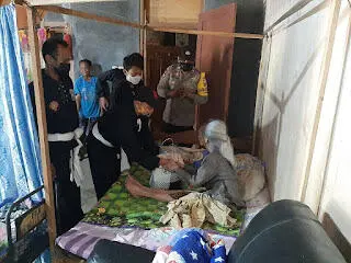 Polsek Siman Ponorogo Berbagi Paket Sembako