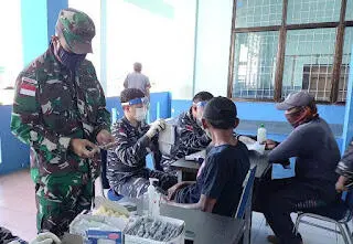 Danlanal Ranai Tinjau Vaksinasi ABK Kapal Niaga di Penagi
