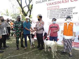 Peserta Vaksinasi Massal Dapat Undian Kambing
