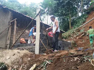 Pemdes Sukaharja Gercep Bangun Rumah Warga yang Longsor