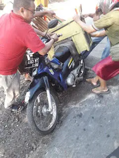 Warga Minta PUPR Segera Perbaiki Jalan Penghubung Kecamatan Taman Sari dan Ciomas