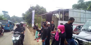 Paguyuban Pasecop Bagikan Takjil di Jalan Raya Tonjong