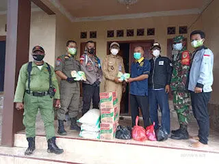 Kades Bojong Jengkol Berikan Sembako untuk Warga yang Isolasi Mandiri