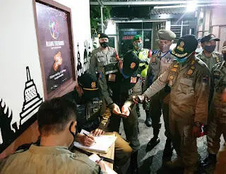 Pemburu Pelanggar PPKM Lakukan Penindakan Terhadap Pengusaha Pelangar Prokes