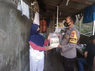 Polsek Bogor Barat Distribusikan Bantuan Sembako di Kelurahan Semplak