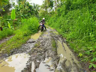 Miris, Jalan Penghubung Desa di Naringgul Ibarat Kubangan Kerbau