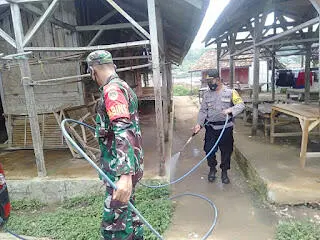 Antisipasi Penyebaran Covid-19, Polsek Campaka Cianjur Semprotkan Disinfektan di Titik Rawan