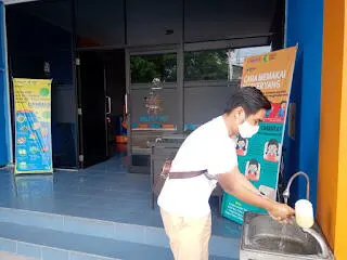 Perangi Covid-19, Karyawan Bulog Cianjur Terapkan Prokes 3M