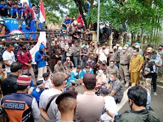 Ribuan Buruh Kepung Gedung DPRD Cianjur