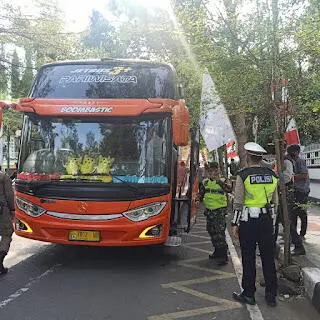 Karena Ini? Bus Pariwisata di Pelabuhanratu Sukabumi Dihentikan