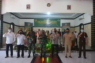 Puster TNI AD Turun ke Cianjur Bagikan Sembako Bantu Warga Terdampak Pandemi Covid-19