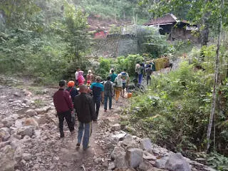 Menggunakan Tandu, Kakek Seorang Seniman Dibawa ke-Puskesmas Naringgul