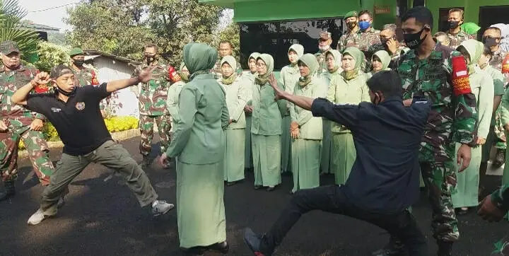 Hanya Angkat Telapak Tangan, Ibu Persit Ini Buat Musuhnya Tak Berdaya