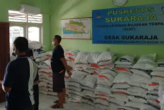 Desa Sukaraja Salurkan Bansos Kabupaten Bogor